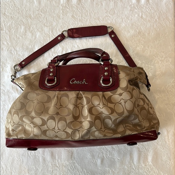 Coach Ashley Signature bag 
1 call out discoloration back of shoulder strap - Picture 1 of 11